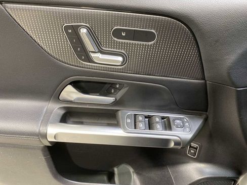 Used 2021 Mercedes-Benz GLB 250 4MATIC image 23