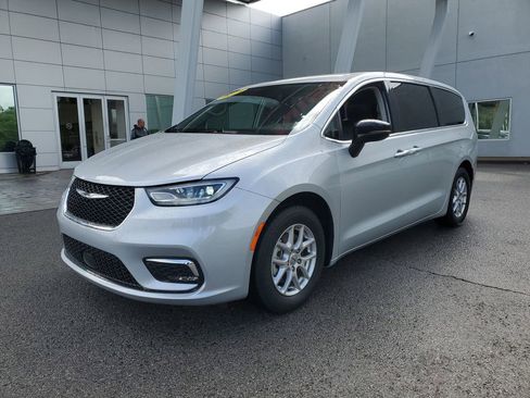 Used 2024 Chrysler Pacifica Touring-L FWD image 2