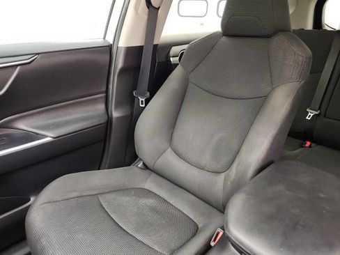 Used 2021 Toyota RAV4 LE FWD image 15