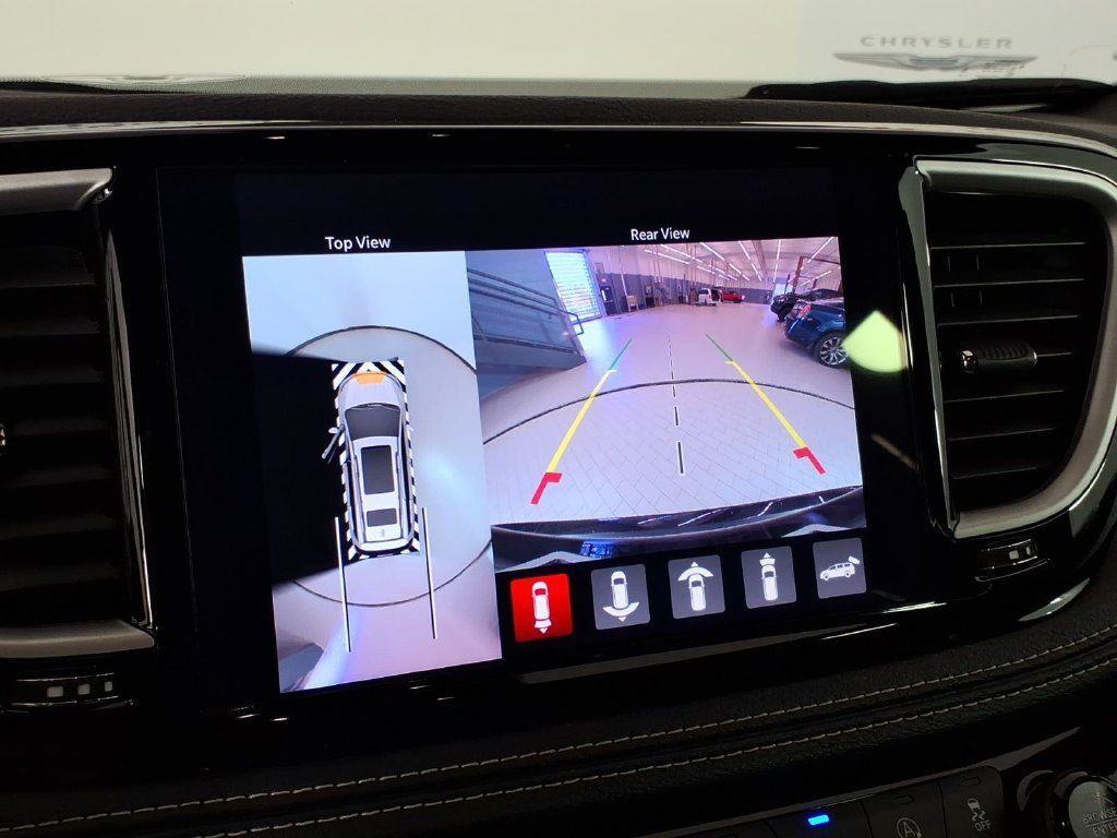 Used 2025 Chrysler Pacifica Select w/ Uconnect Theater Family Group FWD image 27