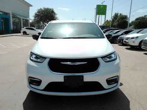 Used 2025 Chrysler Pacifica Select FWD image 3