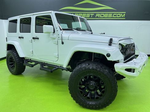 Used 2018 Jeep Wrangler Unlimited Sahara w/ Connectivity Group AWD/4WD image 1