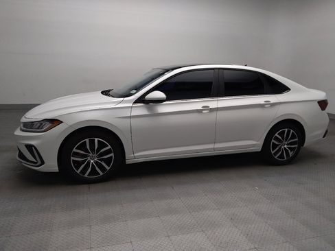 Used 2025 Volkswagen Jetta SE FWD image 2