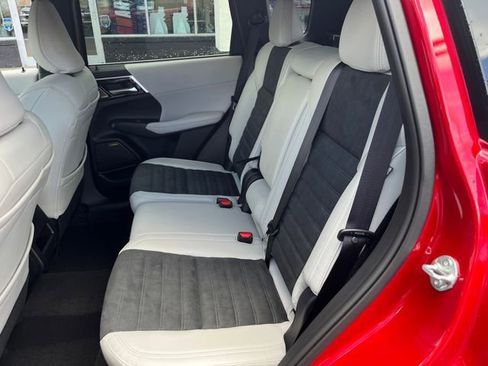 New 2025 Mitsubishi Outlander SE image 28