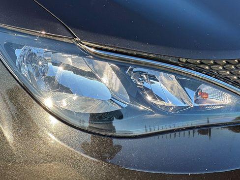 Used 2021 Chrysler Voyager Lxi image 10