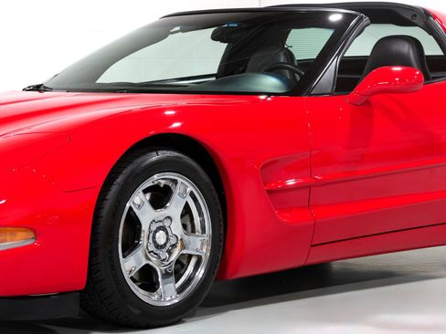 Used 1997 Chevrolet Corvette Coupe w/ Memory Pkg RWD image 28