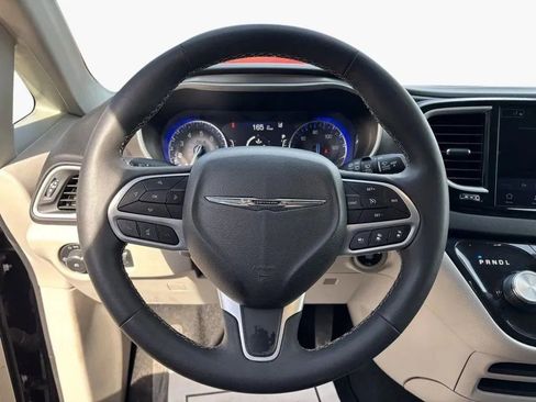 Used 2024 Chrysler Pacifica Touring-L FWD image 12