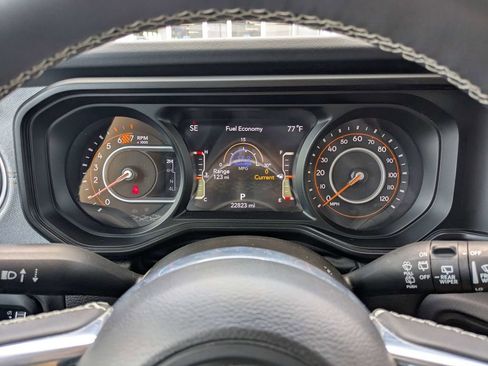 Used 2025 Jeep Wrangler Unlimited Sahara AWD/4WD image 26