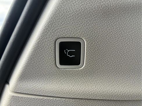 Used 2023 Chrysler Pacifica Touring-L FWD image 11