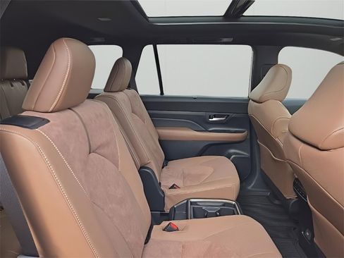 Used 2026 Toyota Grand Highlander AWD Hybrid image 17