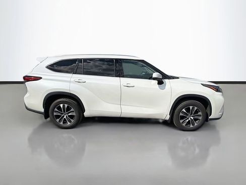 Used 2020 Toyota Highlander XLE AWD/4WD image 8
