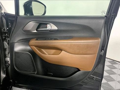 Used 2017 Chrysler Pacifica Limited w/ UConnect Theater Package FWD image 23