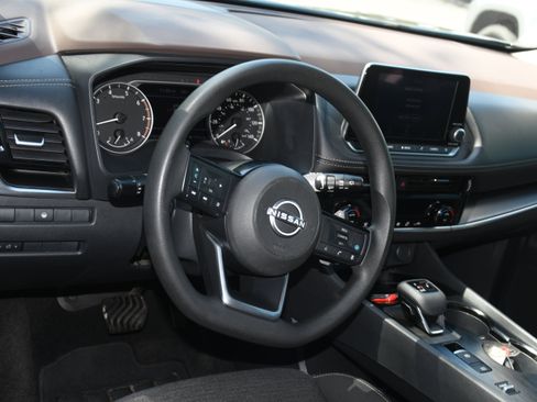 Used 2023 Nissan Rogue SV image 8