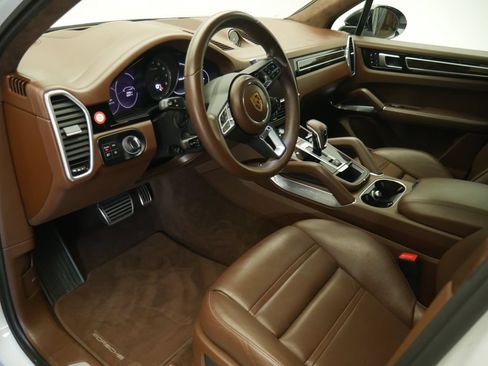 Certified 2023 Porsche Cayenne Turbo AWD/4WD image 5