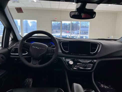 Used 2025 Chrysler Pacifica Limited FWD image 19