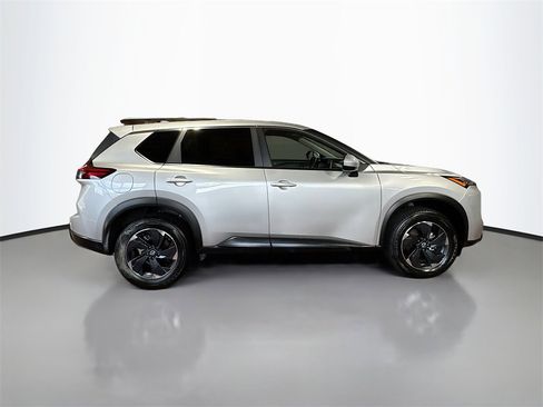 Used 2024 Nissan Rogue SV image 5