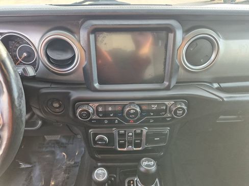 Used 2018 Jeep Wrangler Unlimited Sahara AWD/4WD image 9