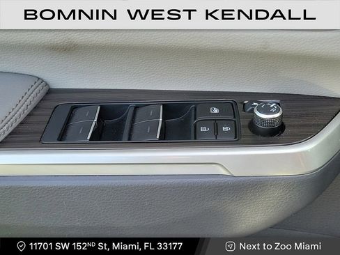 Used 2024 Toyota Sienna Limited image 31