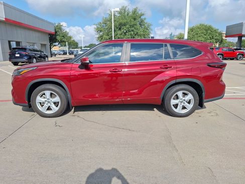 Used 2024 Toyota Highlander LE image 3