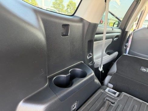 Used 2022 Toyota Highlander XLE AWD/4WD image 36
