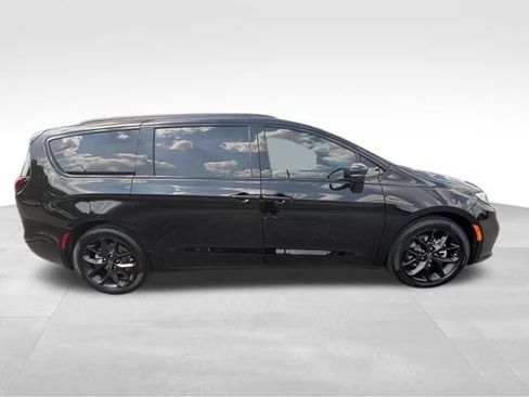 New 2026 Chrysler Pacifica Limited w/ Uconnect Theater Family Group image 6