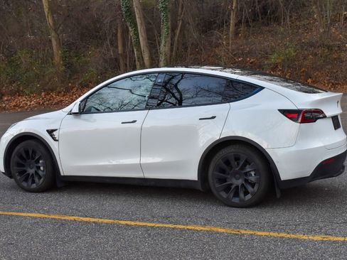 Used 2021 Tesla Model Y Long Range image 6