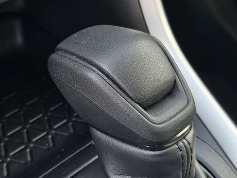 Used 2025 Toyota RAV4 XLE FWD image 21