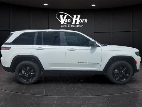 New 2025 Jeep Grand Cherokee Altitude image 2