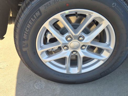 Used 2026 Jeep Grand Cherokee L Laredo RWD image 13