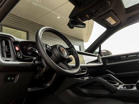 Certified 2026 Porsche Cayenne AWD/4WD image 4
