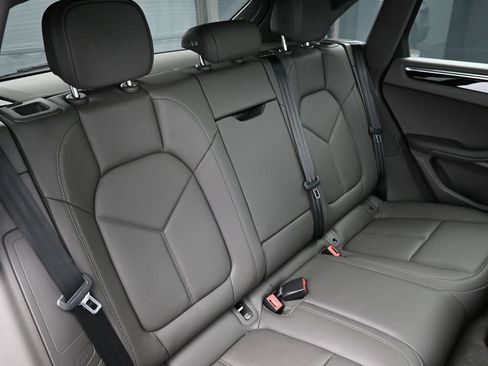Certified 2025 Porsche Macan AWD/4WD image 29