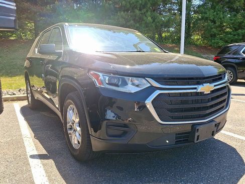 Used 2021 Chevrolet Traverse LS FWD image 3