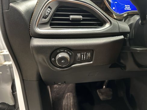 Used 2023 Chrysler Pacifica Pinnacle image 39