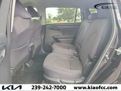 Used 2021 Toyota Highlander LE FWD image 13