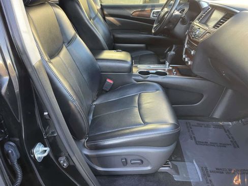 Used 2018 Nissan Pathfinder Platinum image 12