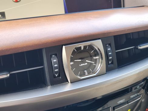 Used 2020 Lexus LX 570 4WD w/ Luxury Package image 19