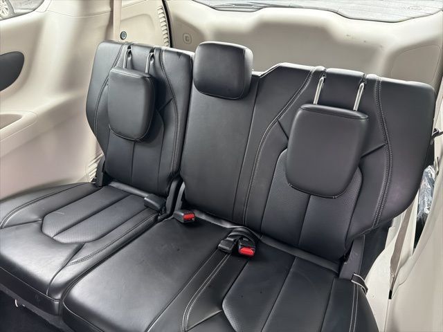 Used 2024 Chrysler Pacifica Touring-L FWD image 10