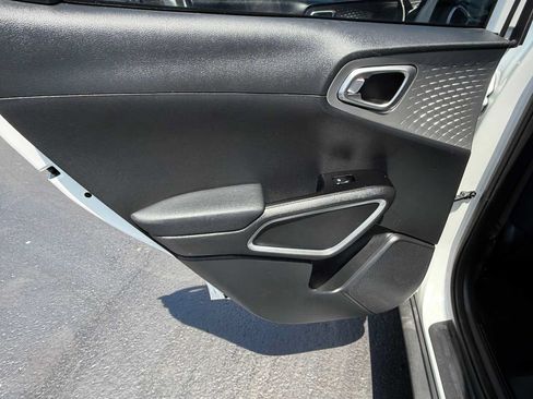 Used 2025 Kia Soul LX w/ LX Technology Package FWD image 14