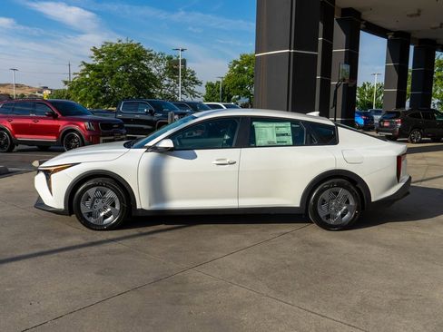 New 2025 Kia K4 LX image 4