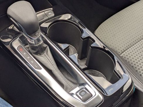 Used 2025 Chevrolet Trax LT w/ LT Convenience Package image 19