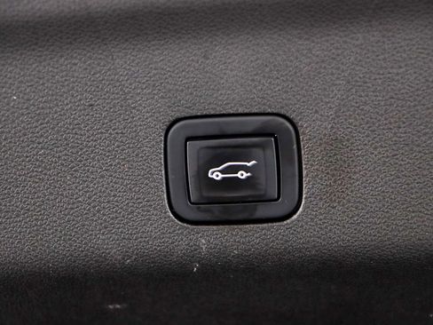 Used 2023 Chevrolet Suburban LT image 34