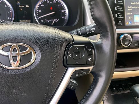 Used 2017 Toyota Highlander Limited image 25