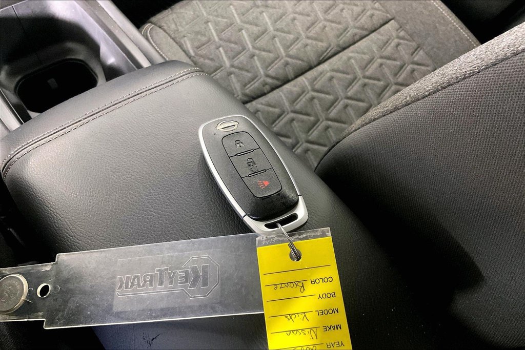Used 2025 Nissan Kicks SV AWD/4WD image 12