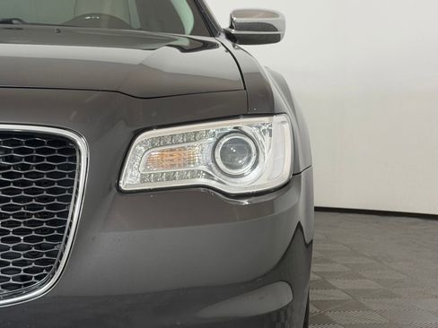 Used 2019 Chrysler 300 Limited RWD image 11