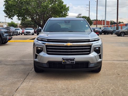 Used 2025 Chevrolet Traverse LT FWD image 3