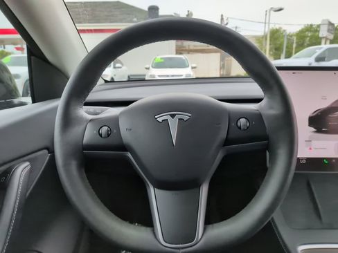 Used 2022 Tesla Model Y Long Range AWD/4WD image 31