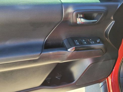 Used 2020 Toyota Tacoma TRD Sport w/ Technology Package image 18