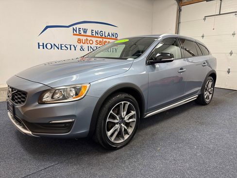 Used 2018 Volvo V60 T5 Cross Country w/ Convenience Package image 1