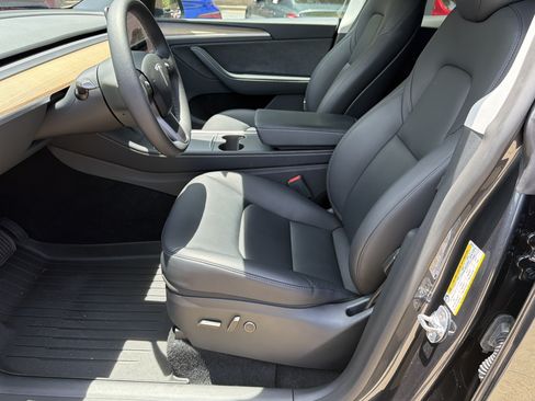 Used 2025 Tesla Model Y Long Range RWD image 9