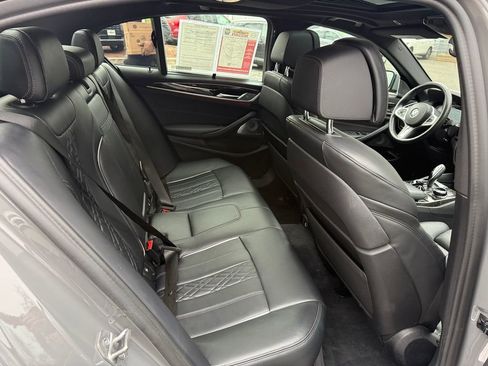 Used 2022 BMW M550i xDrive w/ Dynamic Handling Package image 27